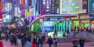 长沙市市中心夜间时间拥挤的步行街地铁入口全景延时4k中国