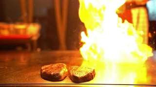 慢镜头烹饪日本和牛牛肉烧烤铁板烧与火焰视频素材模板下载