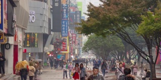 雨天长沙市区购物拥挤的街道全景时间推移4k中国