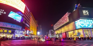 长沙市市中心夜晚灯光照亮著名的交通街道十字路口全景，时间跨度4k中国
