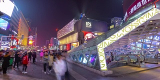 长沙市市中心夜晚灯火通明，地铁入口拥挤的步行街全景延时4k中国