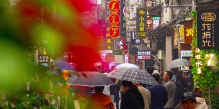 雨天长沙市中心行人拥挤的街道全景时间间隔4k中国