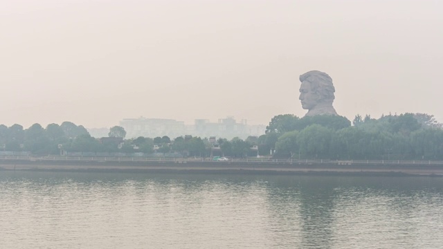 长沙市雾天著名的河岛纪念碑湾全景时间间隔4k中国