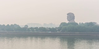 长沙市雾天著名的河岛纪念碑湾全景时间间隔4k中国
