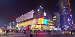 长沙市市中心夜晚灯火辉煌，著名购物中心、交通街道、十字路口全景，时间跨度4k中国