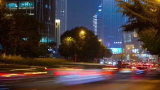 夜光照亮青岛市区、交通、街道的时间流逝全景4k中国视频素材模板下载