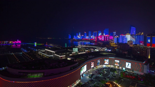 青岛市内著名的夜景照明，市中心海湾，屋顶，时间流逝全景4k中国