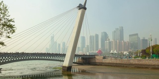 青岛晴天著名的市中心海湾大桥时光流逝全景4k中国