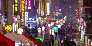 青岛市内著名夜市行人拥挤的街道，时光流逝全景4k中国