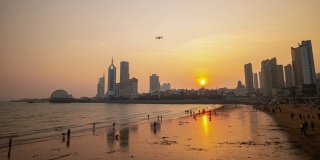 日落天空青岛著名的拥挤的海滩时间流逝全景4k中国