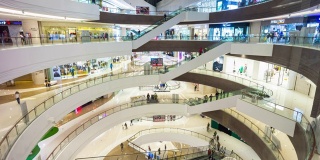 著名的青岛市区拥挤的商场主厅时光流逝全景4k中国