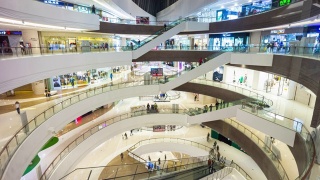 著名的青岛市区拥挤的商场主厅时光流逝全景4k中国视频素材模板下载
