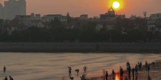 日落时间青岛城市步行海滩时间流逝全景4k中国
