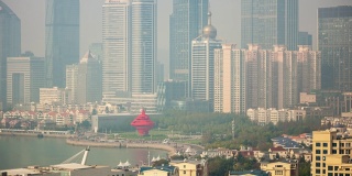 阳光明媚的一天青岛市区著名的海湾纪念碑屋顶时间流逝全景4k中国
