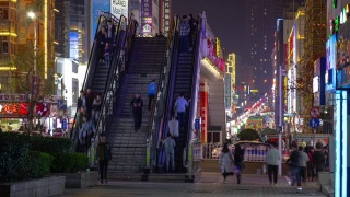 青岛市内著名夜市行人拥挤的街道，时光流逝全景4k中国视频素材模板下载