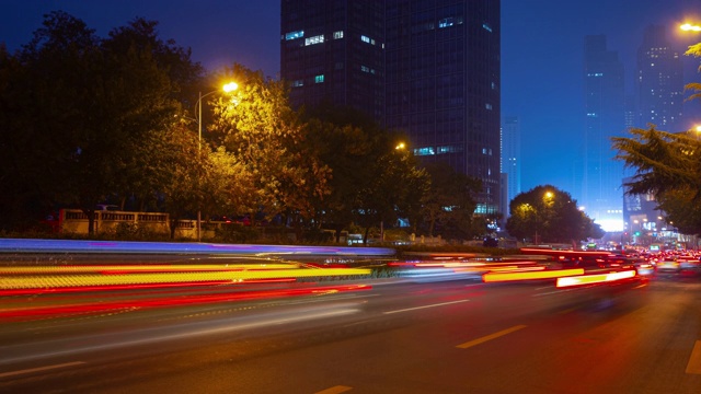 青岛城市夜景，照亮市中心，交通，街道，时光流逝，全景4k中国