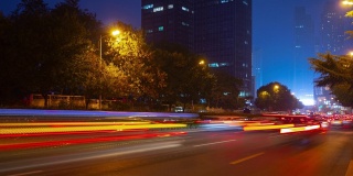 青岛城市夜景，照亮市中心，交通，街道，时光流逝，全景4k中国