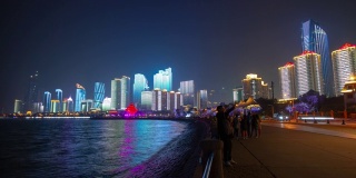夜景电秀照明青岛著名的拥挤步行湾时光流逝全景4k中国