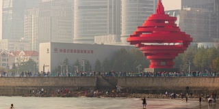 青岛阳光灿烂的日子著名的海湾纪念碑拥挤的广场时间流逝全景4k中国