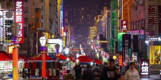 青岛市内著名夜市行人拥挤的街道，时光流逝全景4k中国