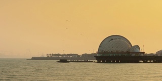 日落时间青岛著名的海滩湾现代餐厅建筑时间流逝全景4k中国