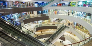 著名的青岛市拥挤的商场主厅时光流逝全景4k中国
