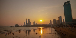 日落天空青岛著名的拥挤的海滩湾时间流逝全景4k中国