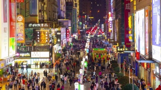 青岛著名夜市人山人海的天台街，时光流逝全景4k中国视频素材模板下载
