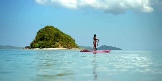 在菲律宾巴拉望的热带海滩上玩桨