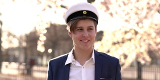 穿着瑞典传统毕业服装的年轻人