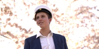 戴着传统瑞典毕业帽的年轻人