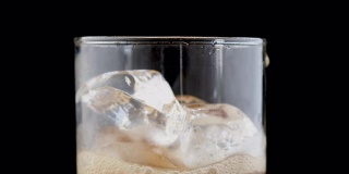 冰块在泡沫飞溅的水和苏打泡沫