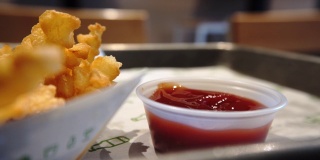 快进薯条蕃茄酱近距离吃垃圾食品快餐