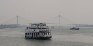一种汽艇或摩托艇，一种载着乘客在胡格利河上行驶的机动车辆，在夏天驶向孟加拉湾。加尔各答豪拉轮渡服务运输终点区。