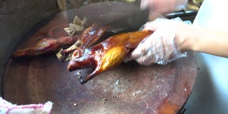 中餐馆的厨师正在切北京烤鸭。中国,北京