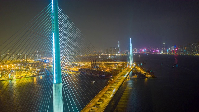 在香港的进出口业务物流中，国际港口夜间用起重机装载集装箱的超延时或滞后