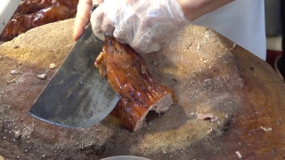 中餐馆的厨师正在切北京烤鸭。中国,北京视频素材模板下载