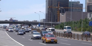 繁忙的交通和现代建筑在北京城市