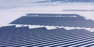 空中视角太阳能电池板农场绿色能源在冬季雪晴天