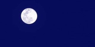 蓝色背景上的月亮。