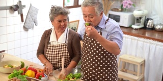 亚洲老夫妻，幸福的退休生活，爷爷和奶奶一起做饭。