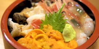 在一家高端寿司店，一碗传统的日本生鱼片配米饭