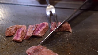 日本和牛烧烤铁板烧的主厨视频素材模板下载