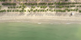 新冠肺炎疫情期间的Bang Saen海滩俯视图