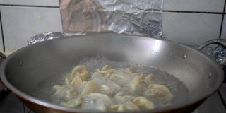 饺子是用平底锅里的沸水煮的。