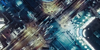 T/L无人机视角下的城市街道十字路口在夜间