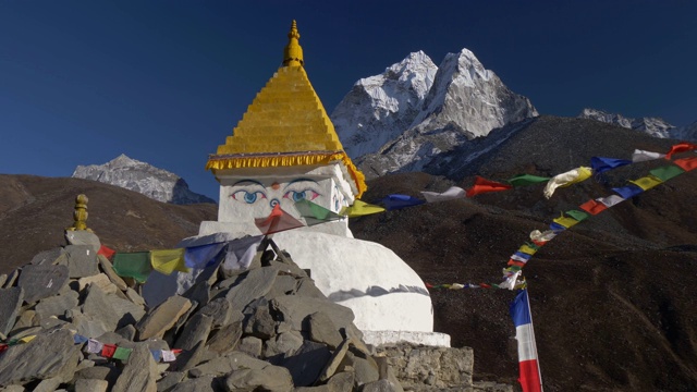位于尼泊尔喜马拉雅山的珠穆朗玛峰(EBC)大本营的佛塔上挂着经幡。替身拍摄