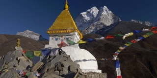 位于尼泊尔喜马拉雅山的珠穆朗玛峰(EBC)大本营的佛塔上挂着经幡。替身拍摄