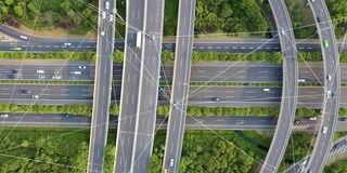 自动驾驶的概念，与移动的汽车的道路交叉口鸟瞰图