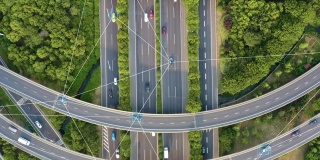 自动驾驶的概念，与移动的汽车的道路交叉口鸟瞰图